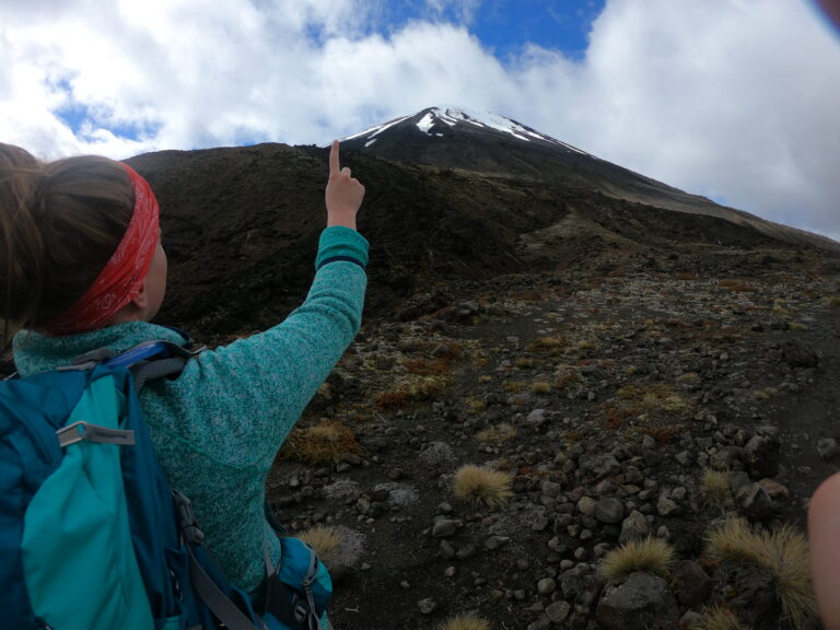 Bettina Kunze beim wandern auf einem Berg