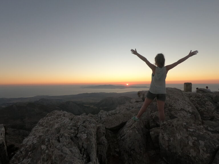 Bettina Kunz beim Sonnenuntergang auf einem Berg
