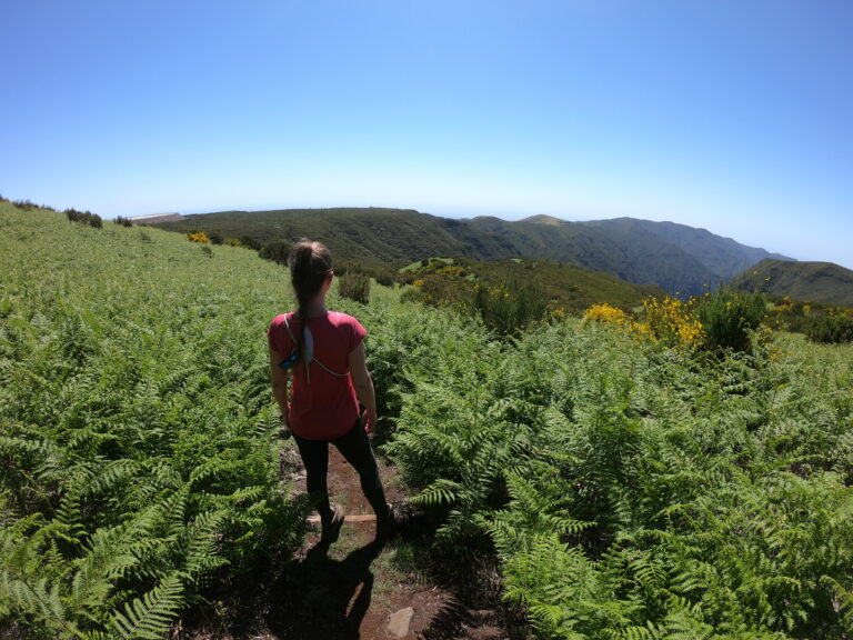 Bettina Kunze bei einer Wanderung im Grünen