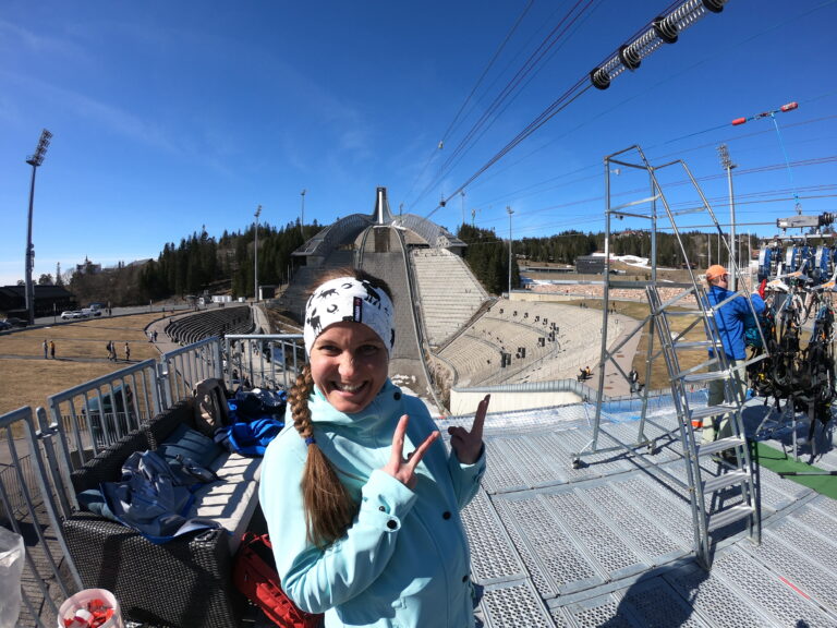 Bettina Kunze vor der Seilrutsche einer Skisprungschanze