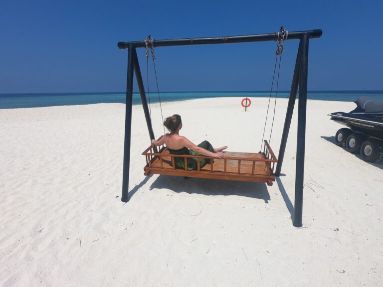 Bettina Kunze auf einer Schaukel am Strand