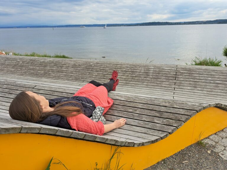 Bettina Kunze entspannt auf einer Liege am See