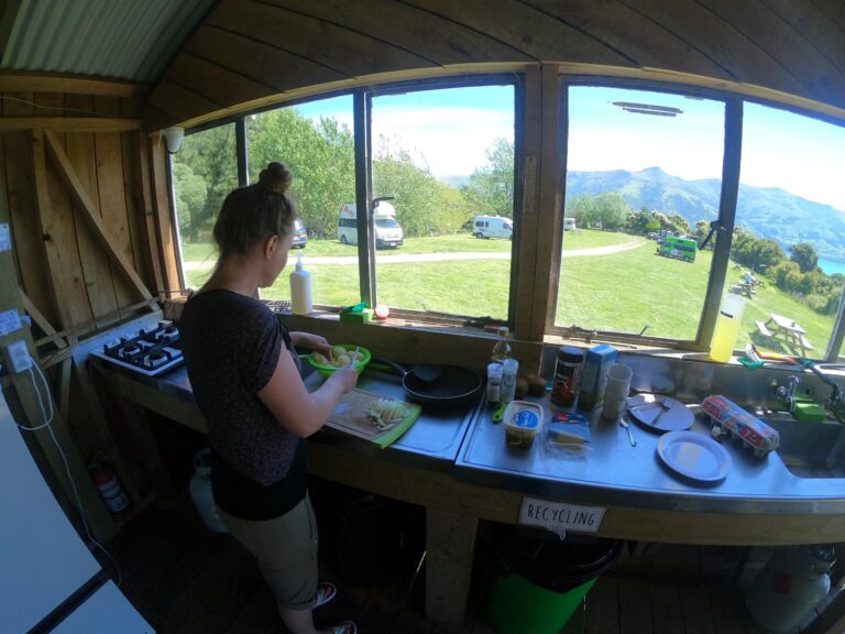 Bettina Kunze in einer kleinen Küche auf einem Campingplatz