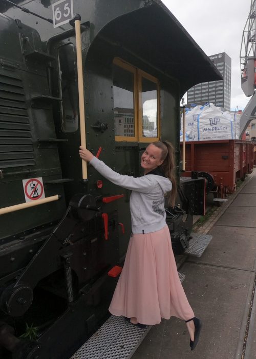 Bettina Kunze im Hafen an einem Zug